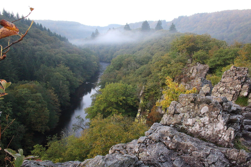 Uitzicht vanaf Le Hérou over de Ourthe tussen beboste heuvels