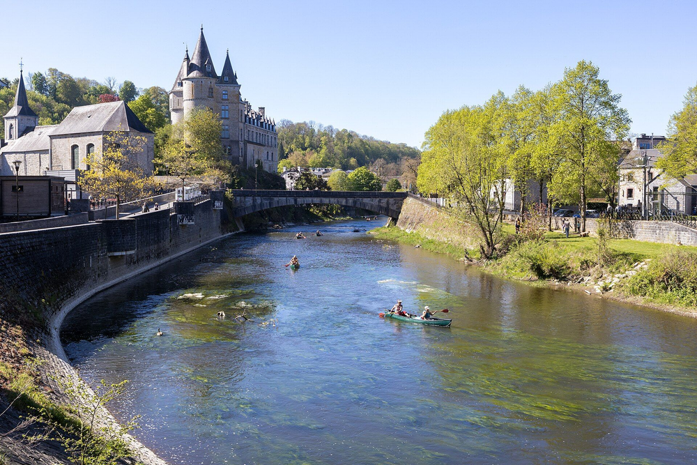 Het kasteel van Durbuy boven de Ourthe, met kajaks op het water