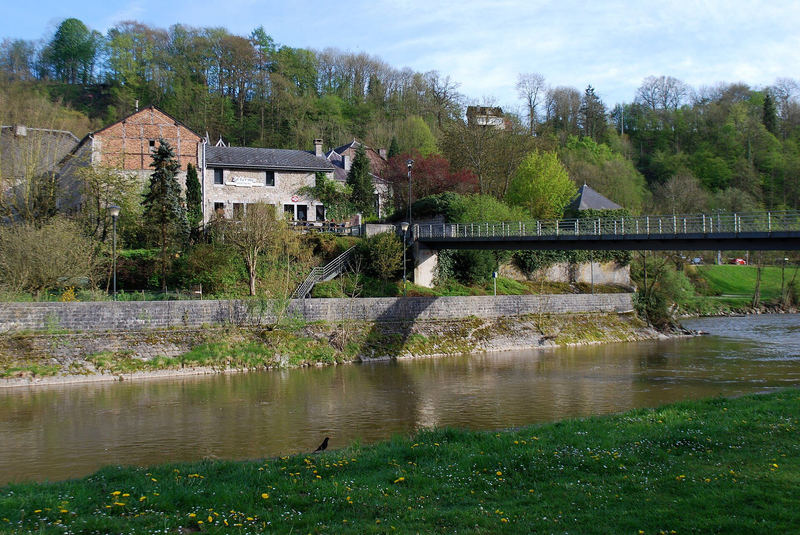 De Ourthe in Durbuy, gezien vanaf de voetgangersbrug