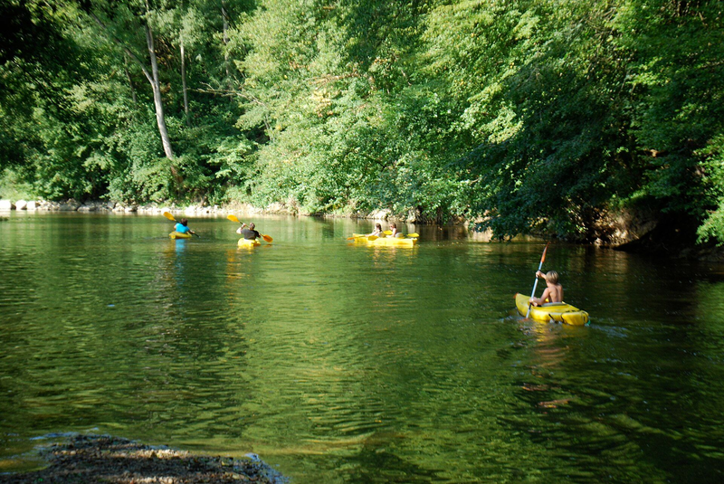 Kajaks op de Ourthe tussen Durbuy en Barvaux, met beboste oevers
